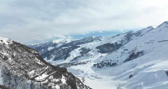 美丽雪山的鸟瞰图