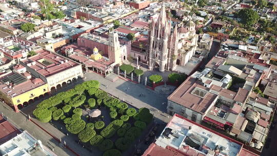 墨西哥圣米格尔德阿连德中央广场与珊瑚色教