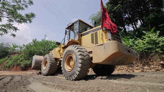 户外公路工地施工的黄色装载机