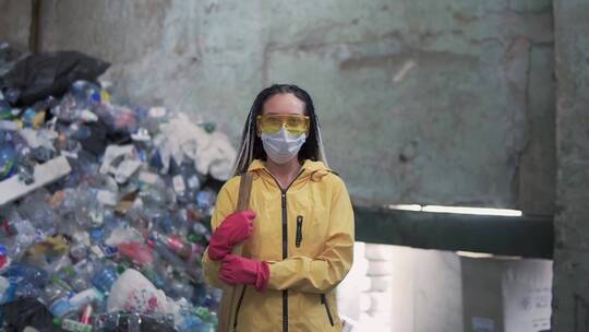 站在塑料回收厂的女孩