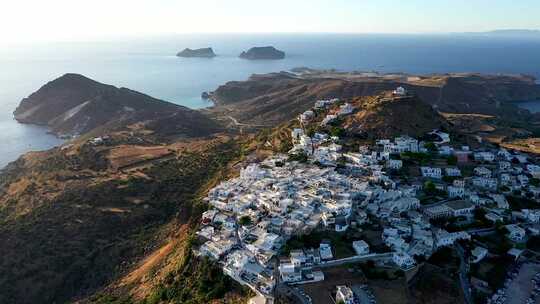 米洛斯岛上历史悠久的普拉卡全景城市景观希腊黄金小时照明带升降盘