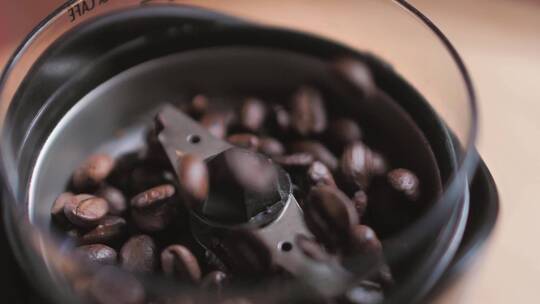 咖啡豆掉进咖啡壶里视频素材模板下载