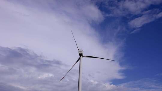 可再生能源：多云天空下的风力涡轮机