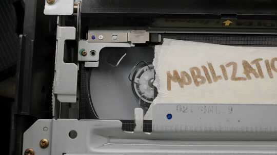 黑色卡带插入带有铭文移动的旧复古卡带播放器