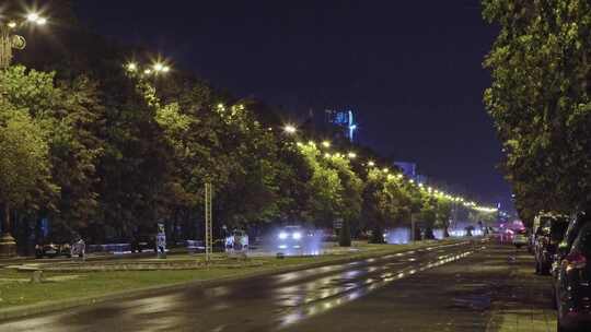 夜间在繁忙的林荫大道上行驶的汽车