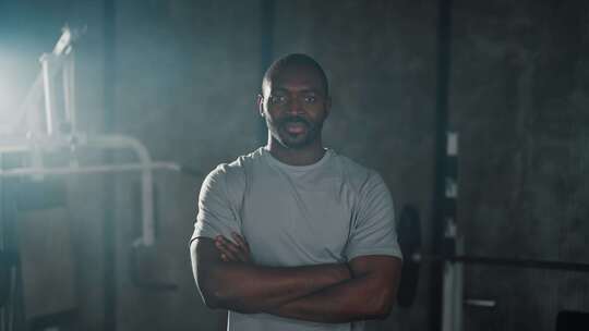 健身房里的非裔美国运动员穿着白色t恤的男