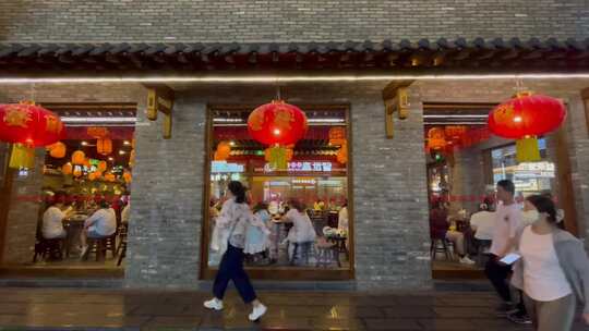 红灯笼饭店落地窗吃饭的食客