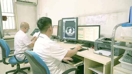 医院医生用设备给病人做CT检查