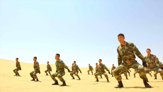 特种兵在沙漠沙地练兵 腾空踢腿 近景 组镜