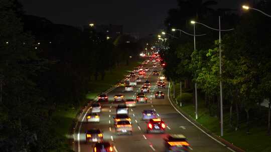 夜晚城市道路车来车往实拍