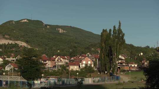 波斯尼亚和黑塞哥维那山丘上的房屋波斯尼亚