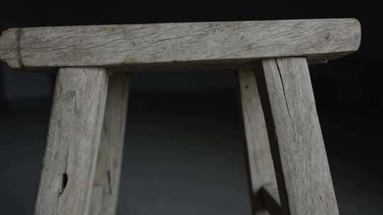 老物件板凳卯榫结构长板凳高板凳视频素材模板下载