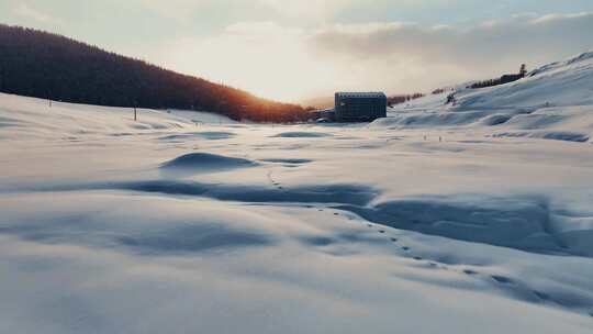 雪景空镜汽车行驶航拍新疆禾木