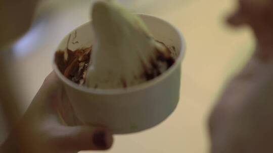 吃美味的冷冻酸奶冰淇淋的特写镜头