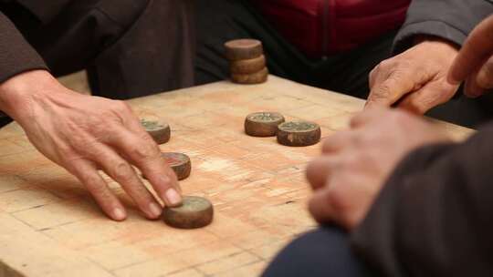 街头老年人下象棋