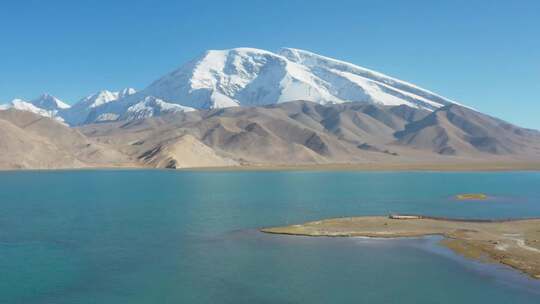 新疆雪山下青色湖泊航拍视频素材模板下载