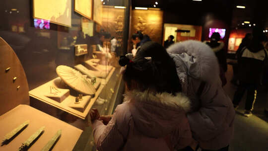 小孩在博物馆里与文物合照