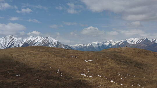 雪山航拍视频，西藏丁青县孜珠寺附近