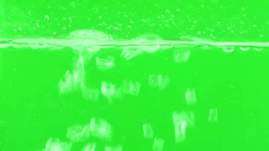 在绿色背景上冒泡的水