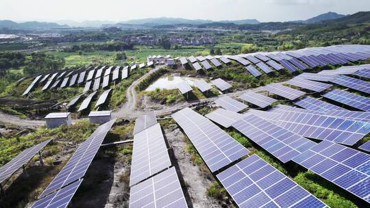 航拍山坡光伏太阳能发电场