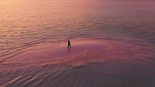 日落时海中央的沙洲岛