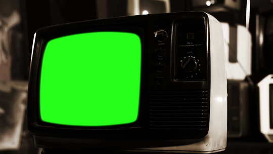 绿色屏幕的旧电视机。棕褐色调到彩色。4K版本。