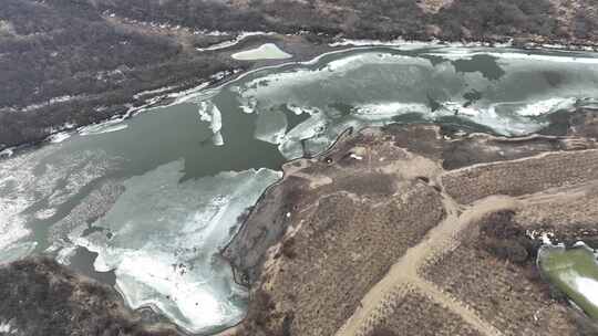 湿地春暖河开乍暖还寒冰雪消融