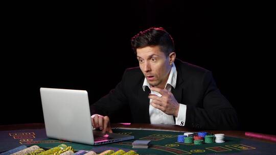 扑克玩家在网上赌场赌博