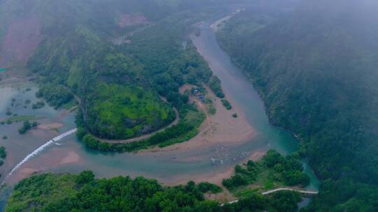 清晨云海中的群山