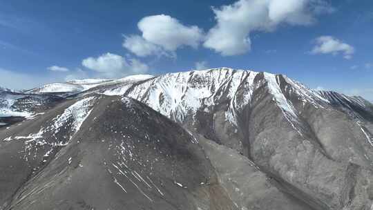 航拍蓝天白云下的新疆喀什地区雪山风光