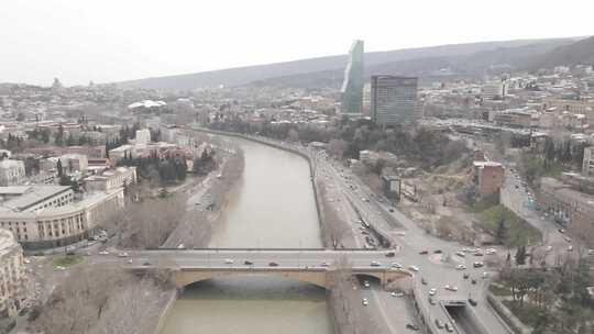 第比利斯市中心库拉河上的加拉克申塔比泽大桥鸟瞰图。格鲁吉亚2021年4月