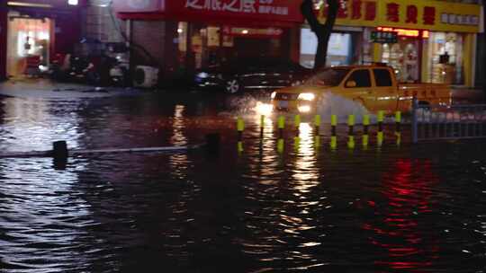 台风贝碧嘉携带暴雨造成道路积水出行不便