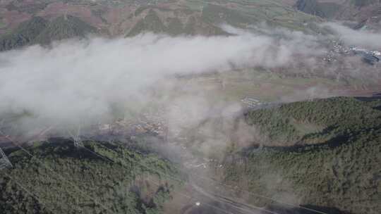 中国西部四川大凉山高原山地村庄云海航拍