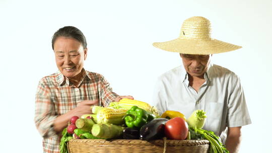 老年农民夫妇展示自家蔬菜视频素材模板下载