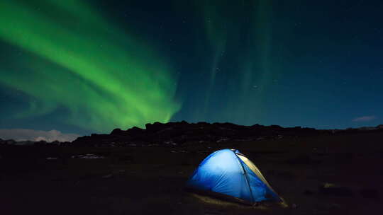 北极光背景下的旅游帐篷-北极光。