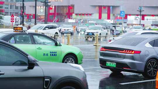 下雨天行人路面汽车