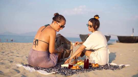 女人们一起在海滩上野餐