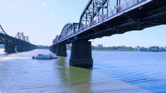 鸭绿江铁桥下正在航行的游船视频素材模板下载