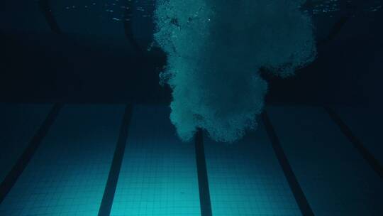 游泳池女子跳水水下气泡散开