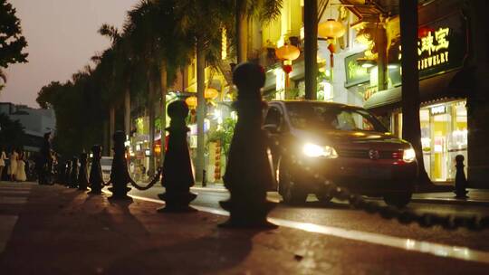 风情街商业街夜景马路人来车往路灯