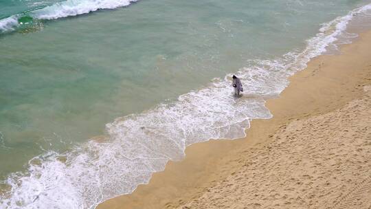 戴口罩女游客一个人逛海滩视频素材模板下载
