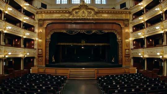剧院内舞台及观众席全景