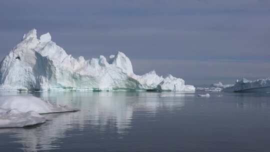 海上漂浮的冰山视频素材模板下载