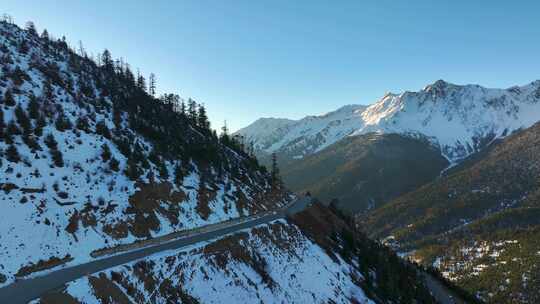 航拍雪山日照金山