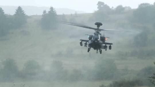 直升机在倾盆大雨中着陆北约联合解决演习在德国举行