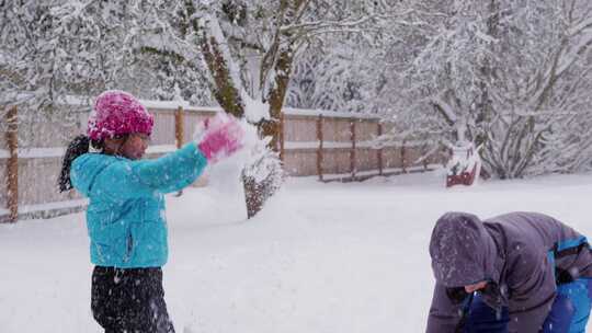 孩子们在雪地里玩耍