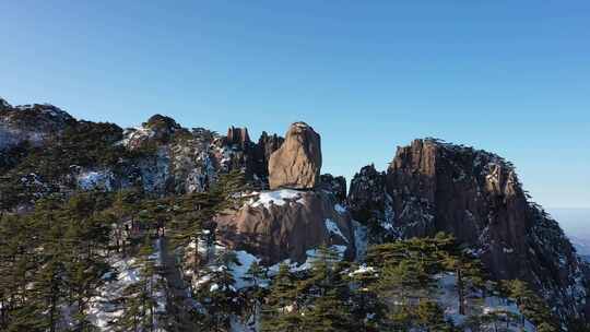 黄山飞来石雪景接近环绕