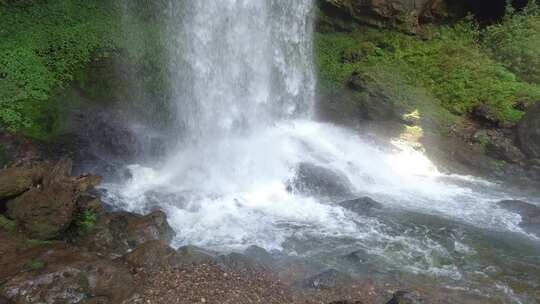 山林中水流湍急的瀑布景观