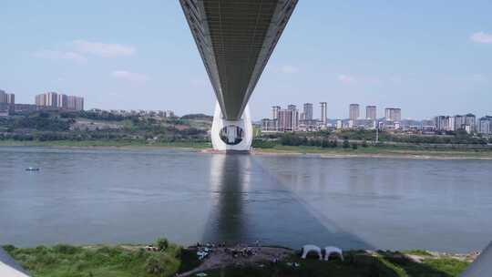 无人机穿过白居寺大桥的桥洞
