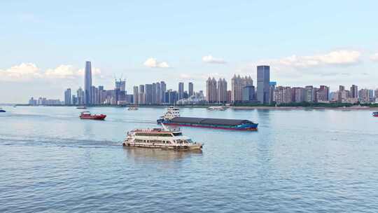 湖北武汉市区长江繁忙的航运货轮等船只